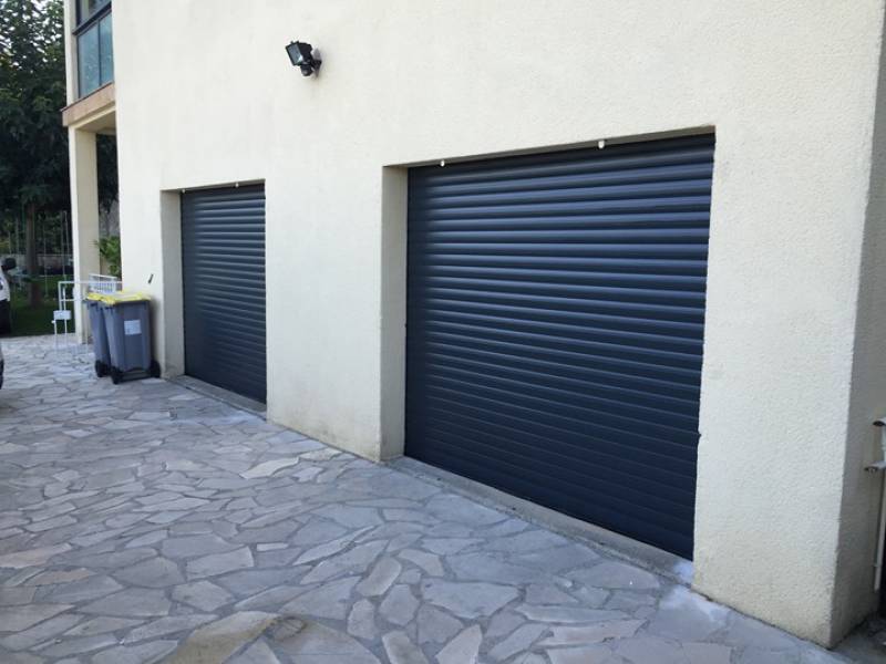 Pose porte enroulable de garage  en aluminium renforcé coloris gris anthracite sur Vitrolles